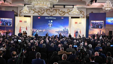 Kuşadası'nda Ticaret Forumu Temsili