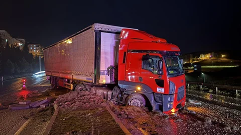 Tırın Refüje Çıkması Sonucu İki Araçta Hasar Oluştu