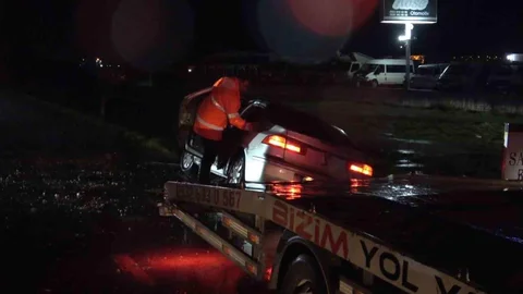 Balıkesir'de Direğe Çarpan Otomobil Kazası