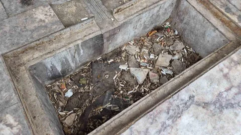 Eskişehir'deki Tarihi Çeşmeye Çöp Darbesi