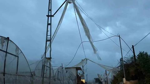 Kumluca'da Hortum ve Yağmur Etkili Oldu