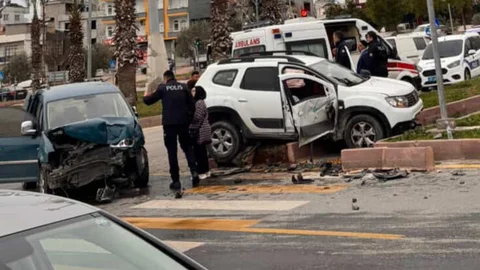Toroslar Cello Çeşmesi Mevkiinde Kaza: 2araç Birbirine Girdi