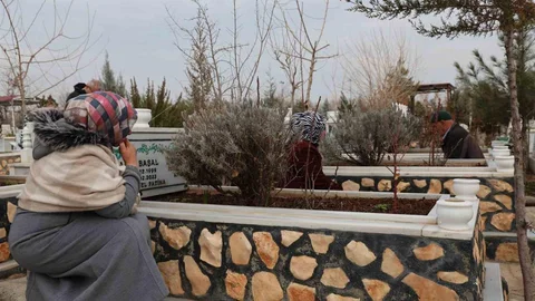 Diyarbakır'da Depremde Hayatını Kaybedenler Anıldı