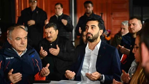 Tuzla'da Depremde Hayatını Kaybedenler Anıldı