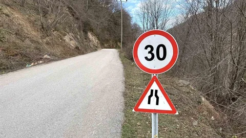 Düzce'de Trafik Levhaları Yenileniyor