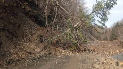 Sinop'ta Heyelan Nedeniyle Ulaşım Kesildi