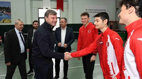 Ertuğrul Sağlam'dan Genç Sporculara Destek Ziyareti