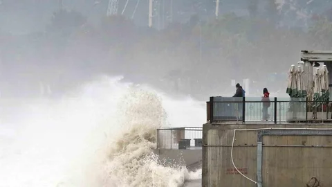 Dev Dalgalar Antalya Sahilini Vurdu