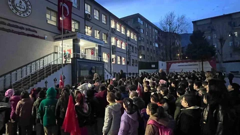 Bursa'da Öğrenciler Depremi Andı