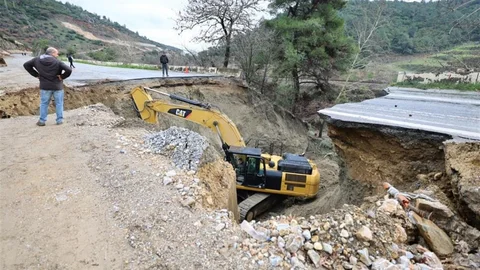 Aydın'da Çöken Yol Trafiği Etkiledi