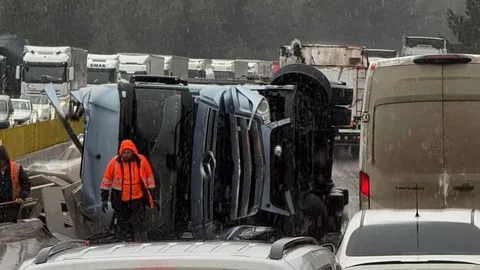 Tarsus-pozantı Otoyolunda Kaza: Kamyonet Devrildi, Trafik Durma Noktasında!