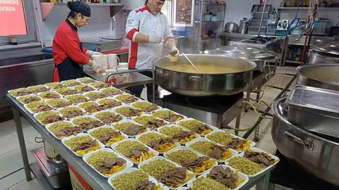 Araban'da Depremzedelere Et Döner Dağıtıldı