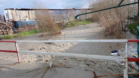 Bakırçay Taştı, Soma'da Sokaklar Sular Altında Kaldı