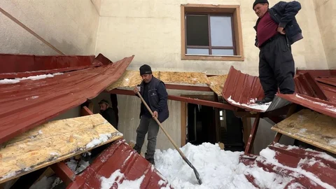 Yüksekova'da Kar Kütlesi Hasara Neden Oldu