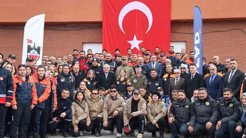 Diyarbakır'da Arama-Kurtarma Ekiplerine Peç Takıldı