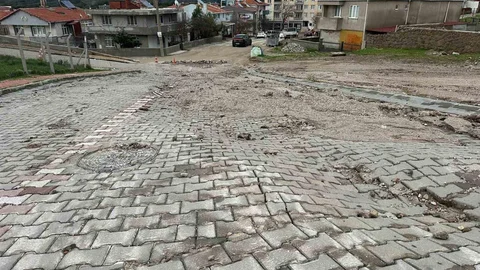 Ayvacık’ta İstinat Duvarı Çöktü