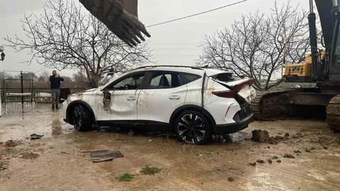 İzmir'de Kız Kardeşlerin Hayatını Kaybettiği Kaza