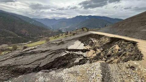 Şenler Köyü Yolu Heyelanla Kapandı