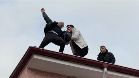 Konya'da Çatıdan Düşme Tehlikesi