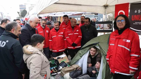Muş'ta Depremde Hayatını Kaybedenler Anıldı