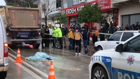 Kozan’da Yaşlı Adam Kamyonla Çarpıştı