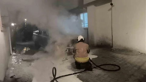 Hatay'da Park Halindeki Araç Yangını