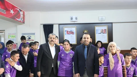 Vezirköprü'de Özel Öğrencilere Forma Hediyesi