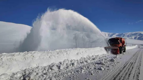 Van'da Kar Kalınlığı İki Metreyi Aştı