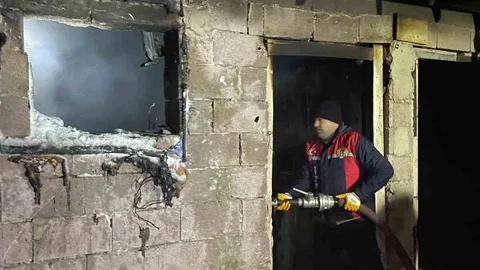 Çaldıran'da Odunlukta Yangın Çıktı