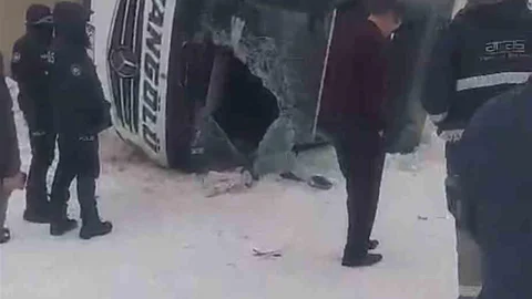 Ağrı'da Yolcu Otobüsü Devrildi