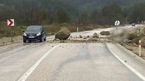 Bolu'da Kayalar Yola Düştü