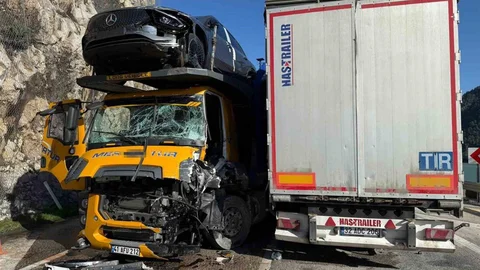 Burdur'da İki Tır Çarpıştı