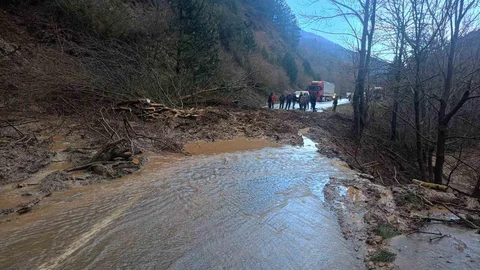 İzmir'de Heyelan Nedeniyle Yol Kapatıldı