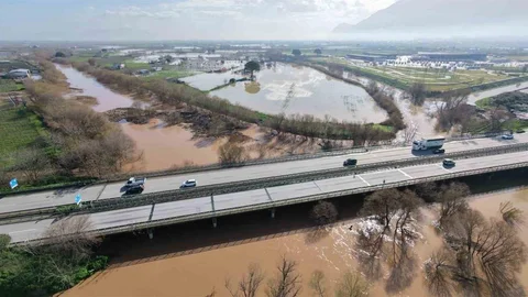 Manisa'da Gediz Nehri Taştı