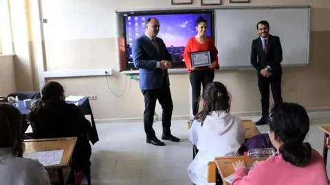 Sinop'ta Gönüllü Öğretmene Ödül Verildi