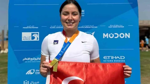 İzmirli Yüzücü Bengisu Avcı Dünya Şampiyonu Oldu