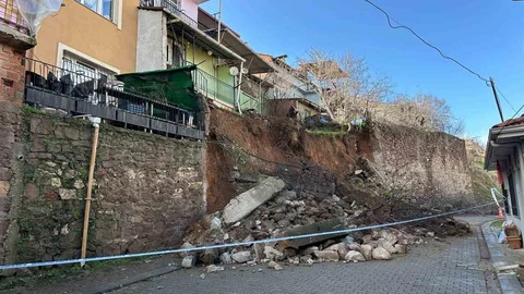 Uşak'ta Yağışlar Sonrası Toprak Kayması Oldu