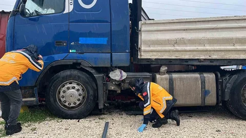 Hatay'da Tır Barakaya Daldı