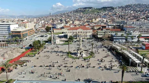 İzmir’de Güneşli Hava Vatandaşları Sahile Çekti
