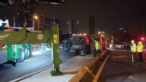 Kartal'da Ambulans ve Cip Çarpıştı