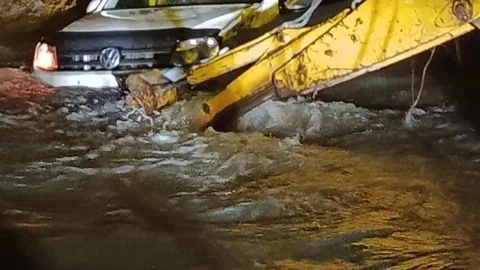 Ankara'da Suya Kapılan Araç Sürüklendi