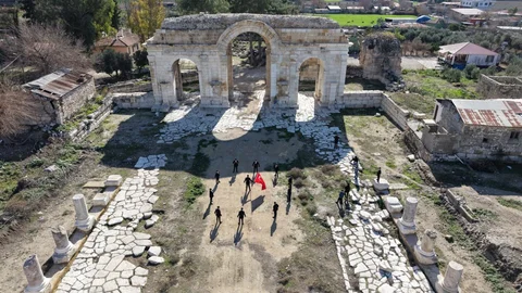 Adana'da Öğrenciler Zeybek Gösterisi Düzenledi