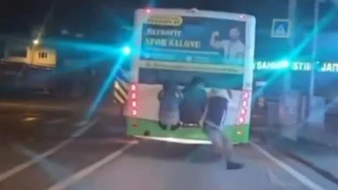 Bursa'da Otobüs Arkasında Tehlikeli Yolculuk