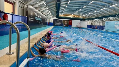 Bilecik'te Yüzme Antrenmanları Devam Ediyor