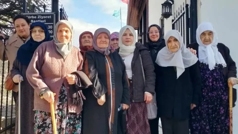 Huzurevi Sakinleri Türbede Buluştu