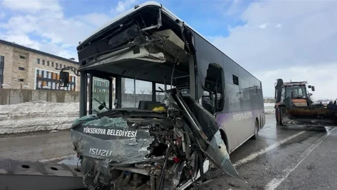 Yüksekova'da 18 Yaralı Trafik Kazası Görüntüleri Yayınlandı
