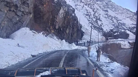 Şırnak’ta Çığ Düştü, Yollar Açıldı