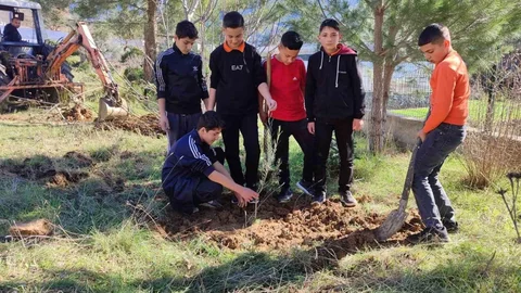 Antalya'da Öğrencilerden Fidan Dikti