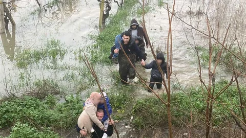 Manisa'da Taşkın Mağduru Aile Kurtarıldı