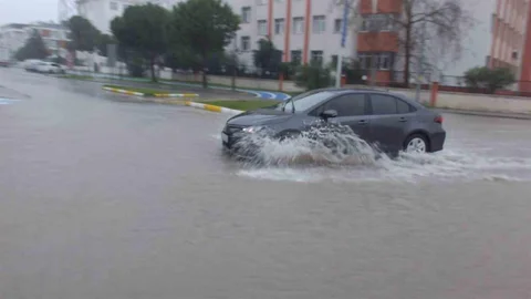 Burhaniye'de Sağanak Yağmur Etkisi